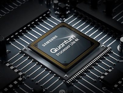 Samsung Quantum-processor på sort printplade med mange rektangulære metalpins hele vejen rundt