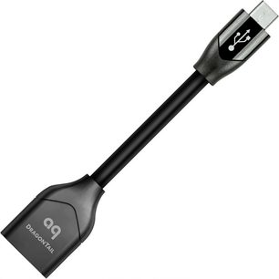 Čierny kábel USB Audioquest DragonTail Micro USB s konektorom USB A na jednej strane a Micro USB na druhej strane, zobrazený z profilu