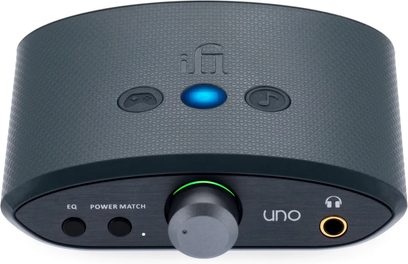 Аудіоперетворювач DAC iFi Uno чорного кольору, вид спереду, срібний поворотний перемикач, блакитний індикатор LED, роз'єми jack та оптичний