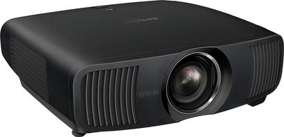 Epson EH-LS12000B zwarte videoprojecteur, driekwartaanzicht van voren, lens rechts, ventilatieopeningen links