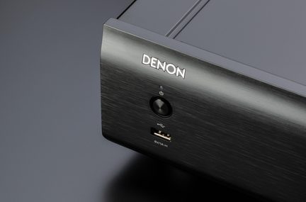 Musta harjattu alumiininen etupaneeli Denon-laitteessa, LED-virtapainike ja USB-A-portti 5V/1A
