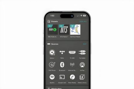 Smartphone v černé barvě zobrazující hudební aplikaci s ikonami zvukových zdrojů a předvolbami rádiových stanic