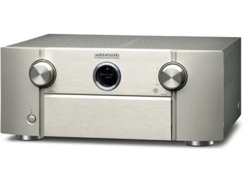 Marantz SR7013 Silber-Gold Heimkino-Verstärker, Frontansicht, 2 Drehregler und 1 blaues Display in der Mitte, rechteckige silberne Frontblende