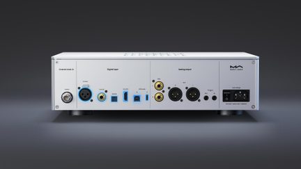 Matrix Audio DAC i silver sedd bakifrån med digitala ingångar USB, AES och ljudutgångar RCA/XLR