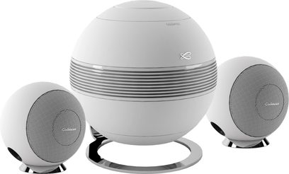 2.1 højttalersæt Cabasse Riga 2 + Pearl Sub subwoofer i mat hvid, frontvisning, to sfæriske højttalere og en central subwoofer
