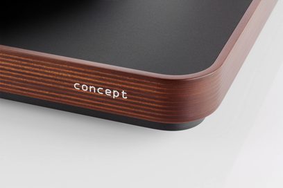 Mørkebrun træ ClearAudio Concept pladespiller, nærbillede af et hjørne, "concept" indgraveret på siden