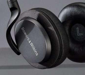 Bowers & Wilkins PX5 åbne hi-fi-hovedtelefoner i space grey, nærbillede af venstre profil, ørekopper og hovedbøjle i sort tekstureret læder