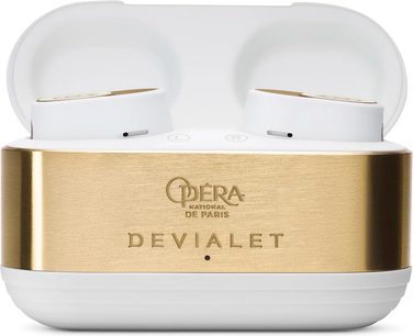 Devialet Gemini II Opéra de Paris fehér-arany színű, vezeték nélküli fülhallgató tokja, elölről látható nyitott fedővel