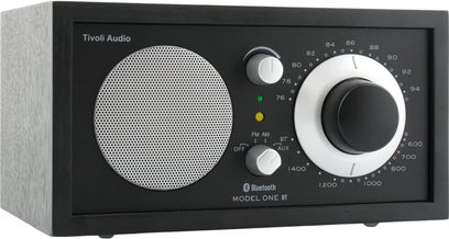 Tivoli bordsradio Model One BT i svart trä, svart front med stor rund ratt och rund grå högtalare