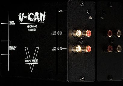 Sluchátkový předzesilovač Musical Fidelity V-CAN černý, detailní pohled zepředu na konektory a ovládací prvky na čelním panelu