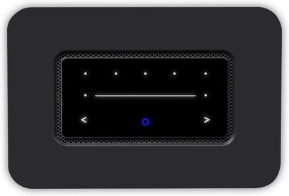 Frontvisning af en sort BlueSound NODE netværksaudioafspiller (2021) med blå LED-skærm og metalrist på mat sort front