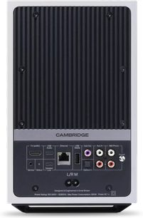 Witte Cambridge Audio L/R M slimme luidspreker, achteraanzicht met geribbelde achterplaat en meerdere HDMI-, USB-, Ethernet- en RCA-poorten