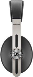 Černá a stříbrná circum-aurální sluchátka Momentum, pohled zepředu, polstrovaný hlavový most, oválné náušníky, stříbrné logo „M“