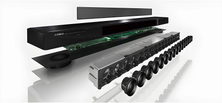 Svart soundbar med högtalare, inbyggd förstärkare och kontakter på baksidan, sedd ovanifrån och från sidan