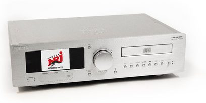 Alt-i-ett hi-fi-system Block CVR-100+ MKIII sølv i børstet aluminium, sett i trekvart vinkel forfra, med stor fargeskjerm, stor sentral dreieknapp, CD-spor og en rad med knapper og porter på fronten