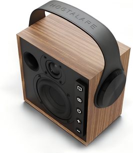 Bärbar bluetooth-högtalare Morel Biggie ek, rektangulärt trähölje med ekfinish, svart front med runda högtalare och rad av knappar, svart böjd präglad handtag, lätt sned vy framifrån i trekvartsperspektiv