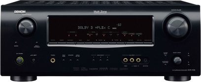 Sort front på en Denon AVR-1709 hjemmebiograf-forstærker med LCD-skærm, knapper, drejeknapper og jackstik