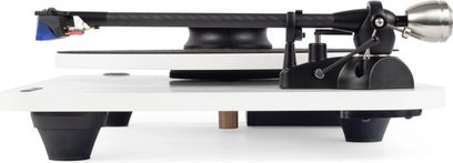 Witte Auris Audio Mystik-platenspeler, zijaanzicht met zwarte toonarm en zilverkleurig contragewicht