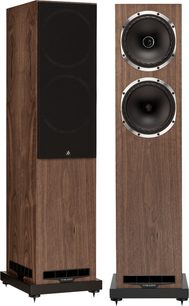 Due diffusori da pavimento Fyne Audio F502S in noce, vista frontale: uno con griglia, uno con due altoparlanti, basi nere