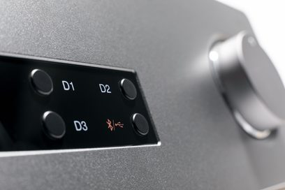 D1-, D2-, D3-knapper og Bluetooth-symbol på en grå metalkontrolpanel på en elektronisk enhed
