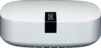 Sonos Boost hvid netværksmusikafspiller, set ovenfra, oval form, glat overflade, sort Sonos-logo i midten