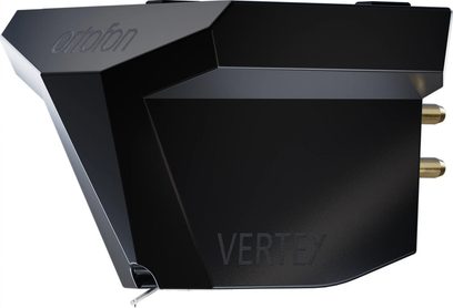 Czarna, fasetowana wkładka hi-fi Ortofon MC Vertex, widok z boku, z widoczną igłą odczytującą na dole po lewej stronie