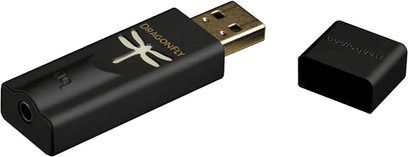 Bærbar USB-lydkonverter Audioquest DragonFly black, sort aflang form med sølvfarvet libelle-logo, USB-stik og 3,5 mm jackstik