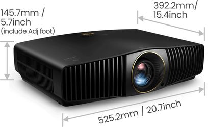 Benq W5850 siyah mat plastik videoprojektör, sol ön üç çeyrek görünümü, geniş dikey havalandırma ızgaraları olan dikdörtgen kasa ve altın renkli bir halka ile çevrili merkeze yakın olmayan objektif