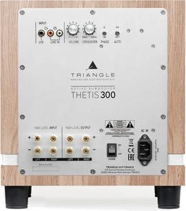 Triangle Thetis 300 hele tamme viimistlusega bassikõlar, tagantvaade puidust korpusele ja laiale hõbedasele alumiiniumplaadile, millel on RCA-sisendid, kõrgetasemelised terminalid, helitugevuse ja ristvõimendi nupud, lüliti ja toitepistik