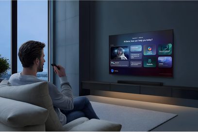 Televisore Samsung TMR55R85H fissato al muro in un soggiorno moderno, schermo acceso visto di tre quarti