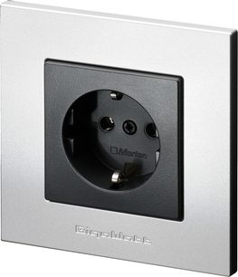 Grå metallisk Schuko-veggkontakt GigaWatt G-044, forfra, med rund elektrisk kontakt og "Merten"-logo