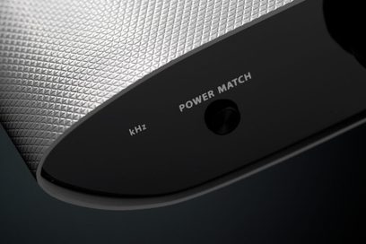 Juoda iFi Audio Zen Air Dac garso DAC keitiklio nuotrauka, artimas vaizdas iš šono su užrašais "kHz" ir "POWER MATCH"