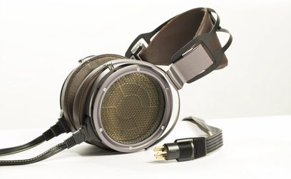 Cuffie hi-fi aperte STAX SR-X9000 marroni, vista di profilo sinistro, padiglioni auricolari rotondi, archetto imbottito, cavo intrecciato nero