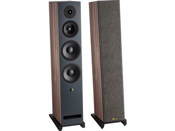 Par med gulvhøyttalere Davis Acoustics Krypton 9 classik i valnøttfinish, kabinetter i brunt treverk med matt sort front utstyrt med fire sirkulære høyttalerelementer, rektangulær bassport og gul innfelt detalj, sort sokkel, vist i trekvart profil hvor den ene er uten frontdeksel og den andre har mørkegrått stoffdeksel.