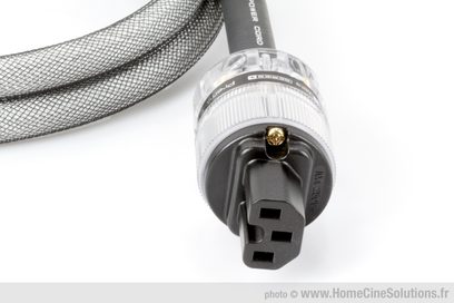 Síťový napájecí kabel GigaWatt LC-3 MK3+ 2M, černý IEC konektor, šedý opletený plášť, detailní pohled na konec kabelu