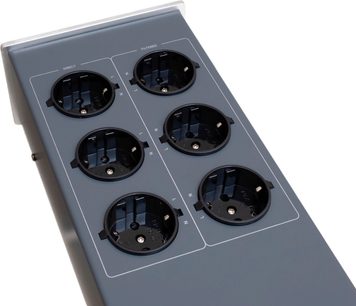 Multipresa Taga Harmony PF-600 (2022) argento, vista dall'alto, 6 prese schuko nere su pannello grigio chiaro, filtraggio, interruttore
