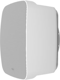 Witte Klipsch PSM-800-T buitenspeaker met voorrooster en muurbeugel, driekwartaanzicht