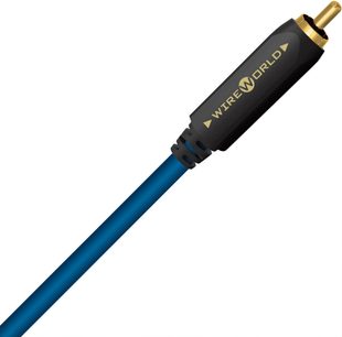 Kabel for subwoofer Stream 10 Mono 4m, svart sylindrisk RCA-kontakt med gullbelagt spiss, glatt blå kabelkappe, sett fra skrå vinkel