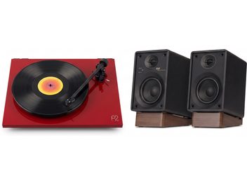 Röd Rega Planar 2-vinylspelare med svart skiva och ett par svarta ELAC-bokhyllehögtalare