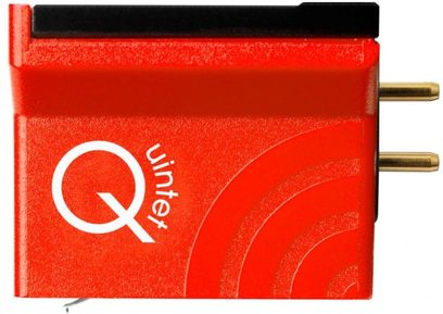 Testina fonorivelatore per giradischi Ortofon MC Quintet Red, vista frontale ravvicinata, corpo rosso brillante, logo bianco, piedini dorati