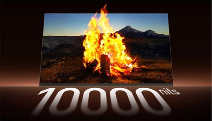 Fladskærms-tv med natligt lejrbål foran bjerge og teksten 10000 nits