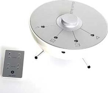 Nærbillede af den cirkulære, børstede metalkontrolplade på en Scandyna The Amp hi-fi-forstærker