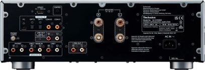 Črna integrirana stereo hi-fi ojačevalnika Technics SU-G700M2E-K, zadnja stran, avdio priključki in vtičnice, približan pogled