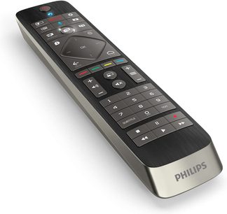 Czarny pilot Philips 65PUS7600 z podświetlanymi wielokolorowymi przyciskami i centralnym metalowym, szczotkowanym kółkiem nawigacyjnym, widok z przodu