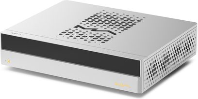 Matrix Audio MP‑1 stereo forforstærker i sølvfarvet aluminium, set fra højre forfra i trekvart vinkel, sort glat front med gul indikator og gyldent MA-logo, top og sider med cirkulære perforeringer omkring et zigzag-udskåret mønster