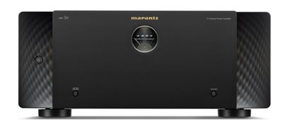 Потужний багатоканальний підсилювач Marantz AMP 20 чорного матового металу, вид спереду, прямокутна фасадна панель з мінімалістичним дизайном, центральний круговий індикатор рівня сигналу, кнопка живлення зліва та кнопка регулювання яскравості справа, текстуровані бічні панелі та циліндричні ніжки