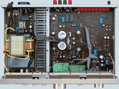 Indvendigt syn af en åben Denon DRA700 stereo hi-fi forstærker, der afslører printplader, elektroniske komponenter og transformere