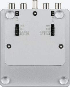 Předzesilovač phono ClearAudio Nano Phono V2 černý, pohled zepředu, 2 RCA vstupy, 2 přepínače, 1 napájecí konektor