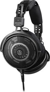 Audio Technica ATH-R50X sort, åbne, kablede hi-fi-hovedtelefoner, close-up sidebillede af venstre ørekop med rund perforeret metalgitter, sort velourpude, lige kabel fastgjort i bunden og dobbelt udskåret plastikbøjle med polstret hovedbånd