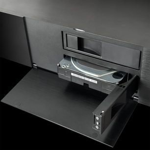 Multimedieafspiller Player Pro 8K, set fra en vinkel, åben skuffe, synlig harddisk, sort finish, glat overflade